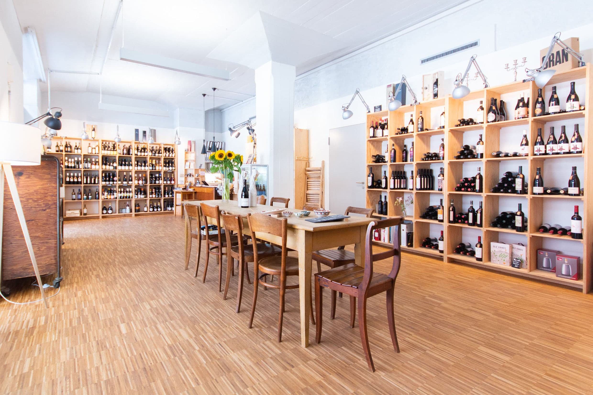 Im Ladenlokal der Weinhandlung Les Vignes in Zürich-Albisrieden.